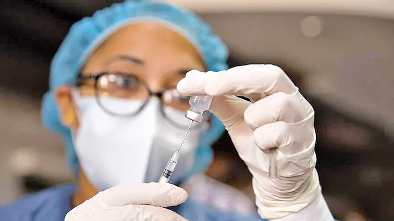 Una enfermera prepara una dosis de la vacuna AstraZeneca. EFE