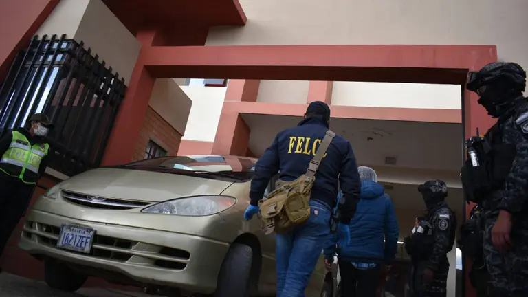 Efectivos de la FELCC investigan la muerte de siete personas en la UPEA. (APG)
