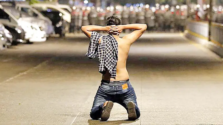 Un manifestante  durante los disturbios de Rangún, Birmania.  EFE
