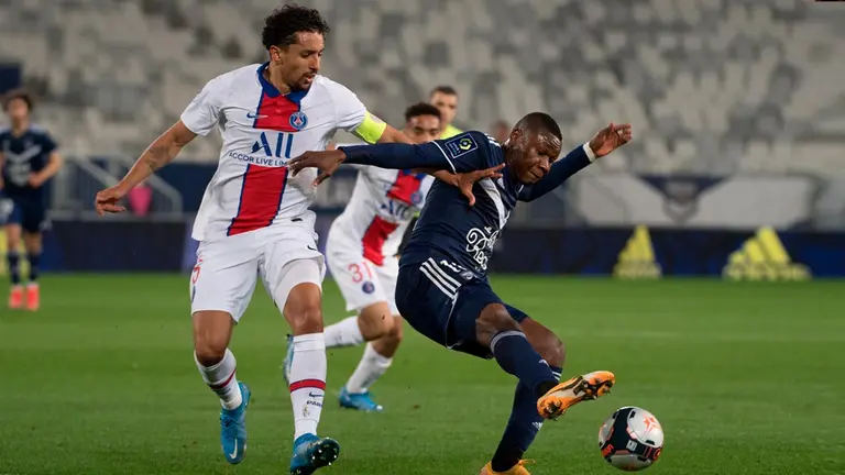 El jugador del Girondins Bordeaux Samuel Ojim (R) golpea el balón contra el jugador del PSG Marquinhos (L) durante el partido de la Liga francesa 1 entre el Girondins Bordeaux y el Paris Saint-Germain (PSG). EFE