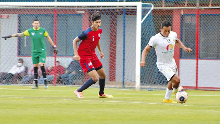 Una acción del cotejo entre Wilster y Nueva Santa Cruz. WILSTERMANN