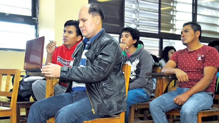 Un estudiante con discapacidad se forma en la carrera de Derecho de la UMSS. ARCHIVO