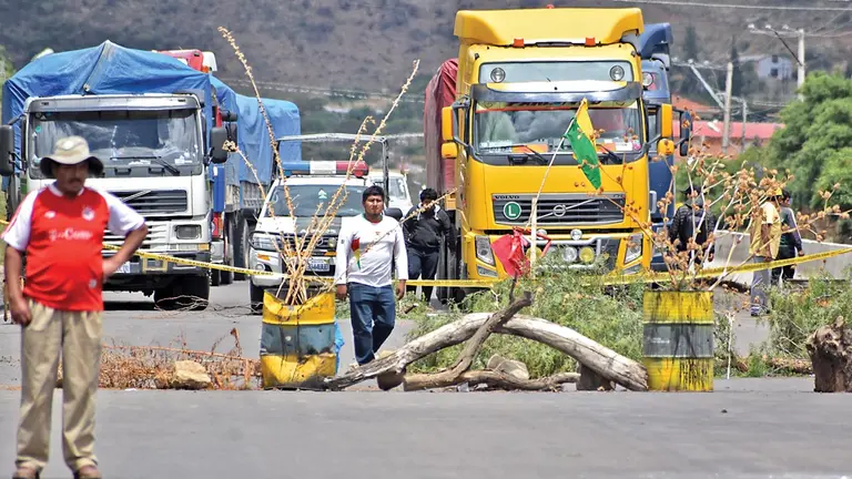 Un bloqueo generado por un conflicto limítrofe hacia el Valle Alto de Cochabamba. DICO SOLÍS