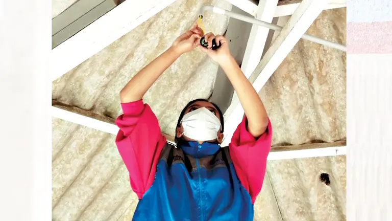 Una mujer de la zona sur que se formó como electricista. Hábitat para la Humanidad