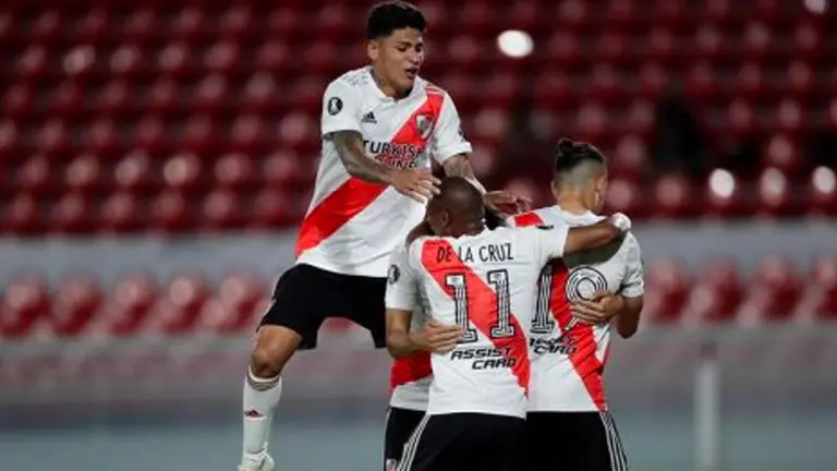 Jugadores de River Plate, celebran el triunfo obtenido ante Racing. EFE