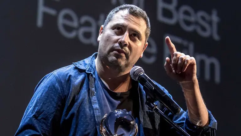 Ruman&iacute;a, Oro berlin&eacute;s con una exhibici&oacute;n de sexo, doble moral y mascarillas. EFE