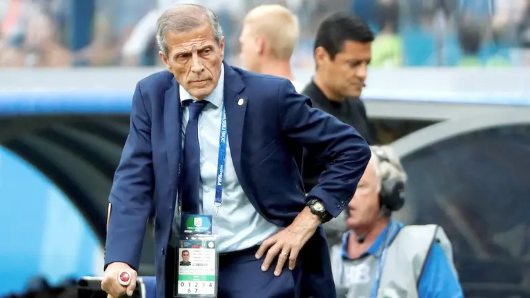 &Oacute;scar Tab&aacute;rez, exseleccionador de Uruguay, durante un partido de los charr&uacute;as. EFE