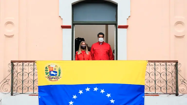 Fotografia cedida por prensa de Miraflores donde se observa al presidente venezolano, Nicolás Maduro; junto a la primera dama, Cilia Flores, en un acto en homenaje al expresidente venezolano Hugo Chavez, en Caracas. EFE