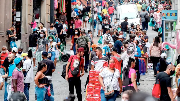 Decenas de personas caminan en una concurrida vía comercial, en el centro de Sao Paulo (Brasil). EFE