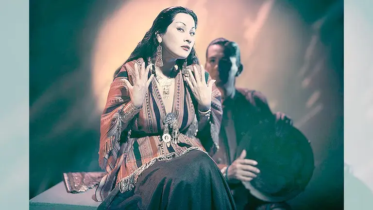 La peruana Yma Sumac, con su marido Moises Vivanco en California, en 1953.TOM KELLEY ARCHIVEGETTY IMAGES