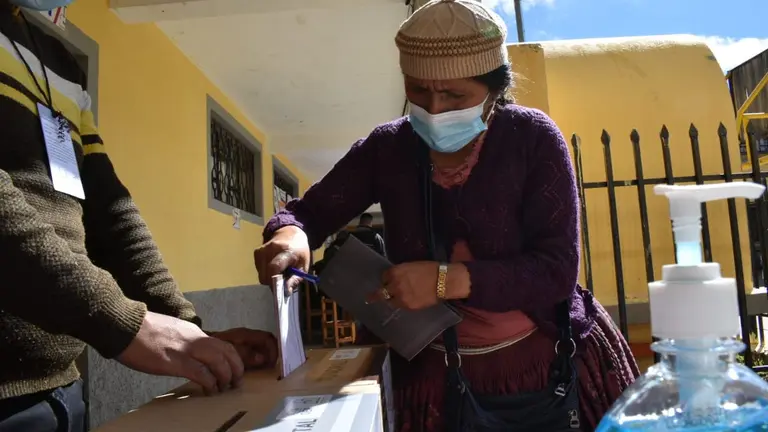 Una mujer emite su voto en la ciudad de La Paz. APG