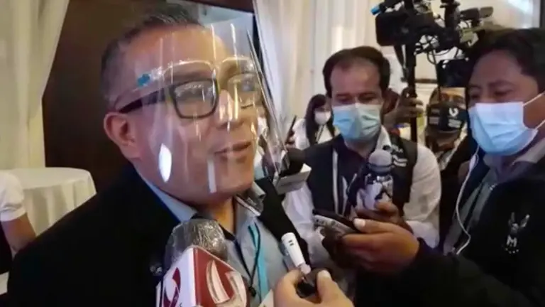 El candidato a la Alcald&iacute;a por el MAS, Nelson Cox en declaraciones a la prensa. Captura cortes&iacute;a Univalle