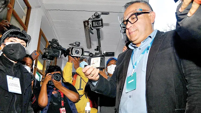 El candidato del MAS a la alcaldía de Cochabamba, Nelson Cox, al emitir su voto. NOÉ PORTUGAL
