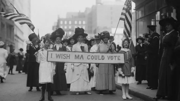 En 1913, las mujeres ya protestaban por el derecho a votar en Estados Unidos. En esa &eacute;poca, eran frecuentes las protestas tambi&eacute;n para pedir mejores condiciones de trabajo. Foto publicada por la BBC
