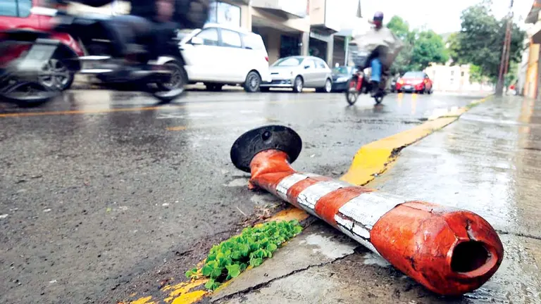 Un bolardo que impedía el paso de vehículos a una ciclorruta de la avenida Oquendo está derribado. NOÉ PORTUGAL