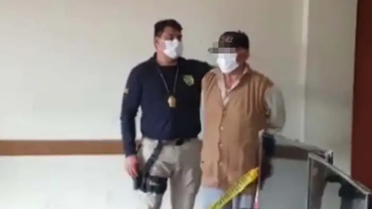 Policía presenta al hombre denunciado por robar una tienda en Sacaba. Info Media
