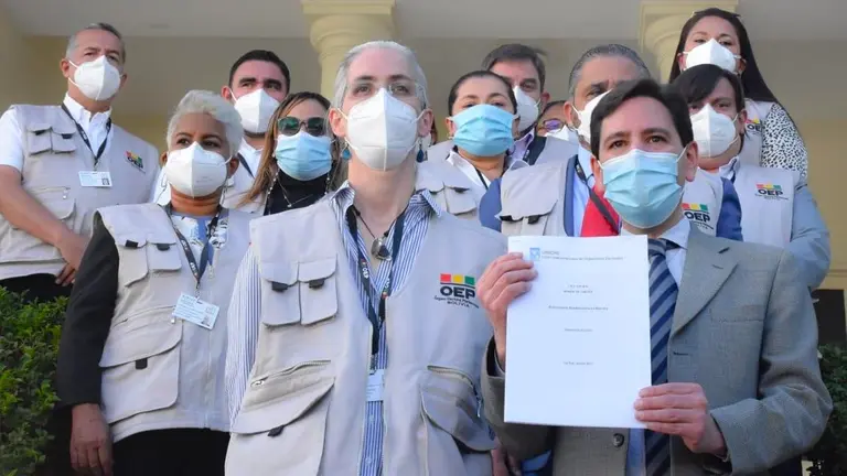 La representación de la Uniore junto al presidente del TSE, Salvador Romero. TSE
