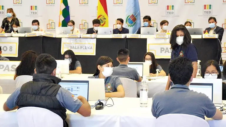 El conteo de votos en la sala de cómputo del TED de Cochabamba. DICO SOLÍS
