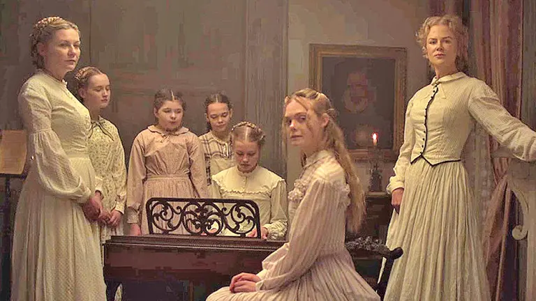 Kirsten Dust, Elle Fanning y Nicole Kidman en &ldquo;El seductor&rdquo;.  INDIEWIRE