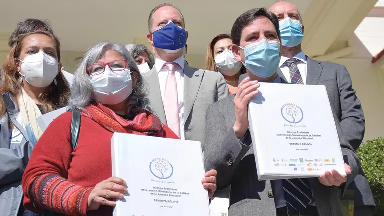 El presidente del TSE, Salvador Romero (d) con representantes de la plataforma ciudadana Observa Bolivia, en la presentación del informe. APG