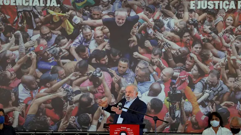 El expresidente brasile&ntilde;o Luiz In&aacute;cio Lula da Silva ofrece una rueda de prensa hoy, en Sao Bernardo do Campo (Brasil). EFE