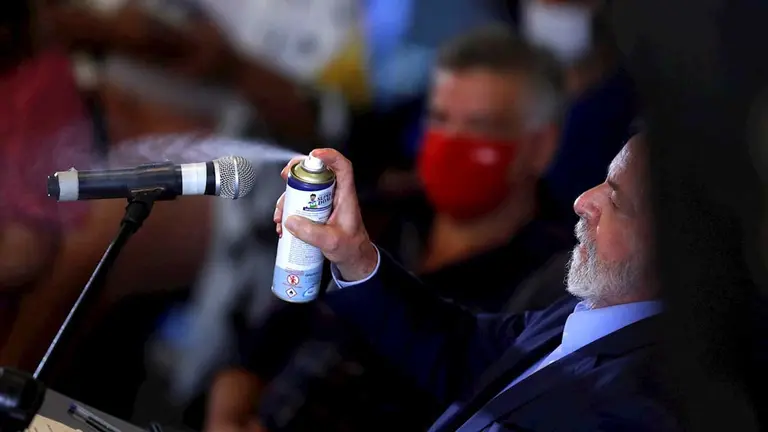 El expresidente brasile&ntilde;o Luiz In&aacute;cio Lula da Silva roc&iacute;a desinfectante al micr&oacute;fono durante una rueda de prensa p&uacute;blica hoy, en Sao Bernardo do Campo (Brasil). EFE