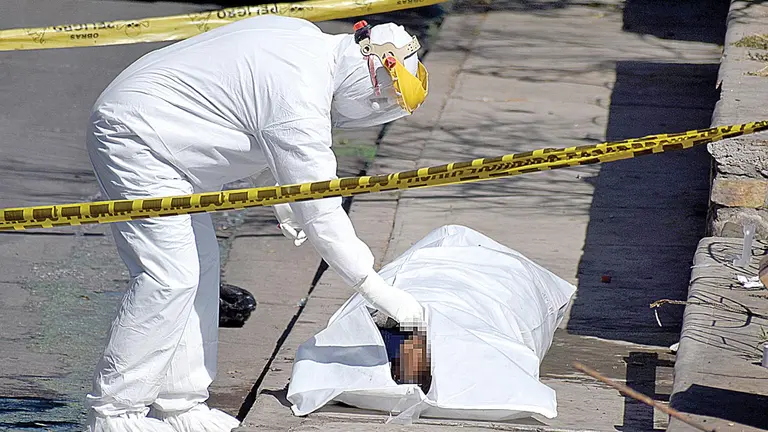 Recogen el cuerpo de una persona fallecida en la vía pública, en agosto de 2020.  DICO SOLÍS