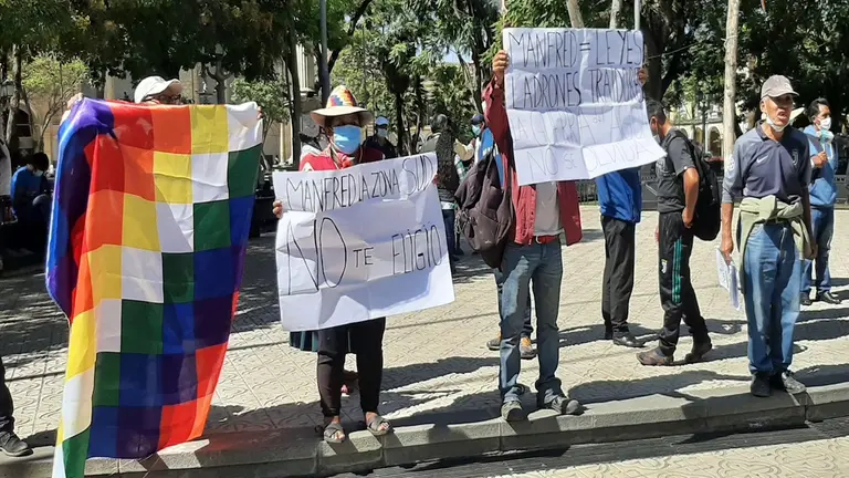 Grupo de manifestantes de la zona sur en la plaza Principal. (Fernanda Pati&ntilde;o Vargas)