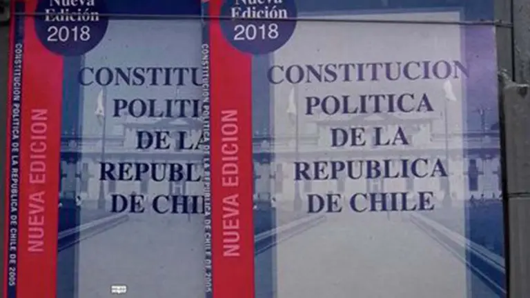 Ejemplares de la Constituci&oacute;n Pol&iacute;tica del Estado de la &eacute;poca de Pinochet. Foto de INFOBAE