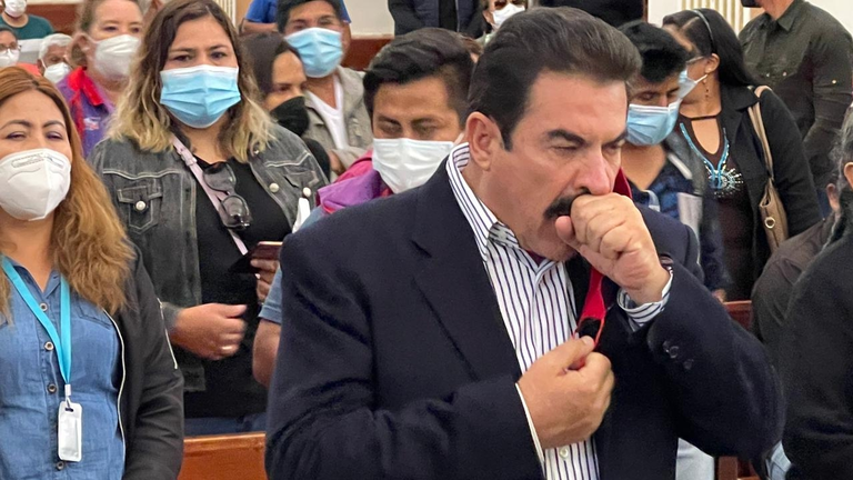 El alcalde de Cochabamba, Manfred Reyes Villa, en una misa en la iglesia de San Ildefonso de Quillacollo. ALEJANDRO ORELLANA