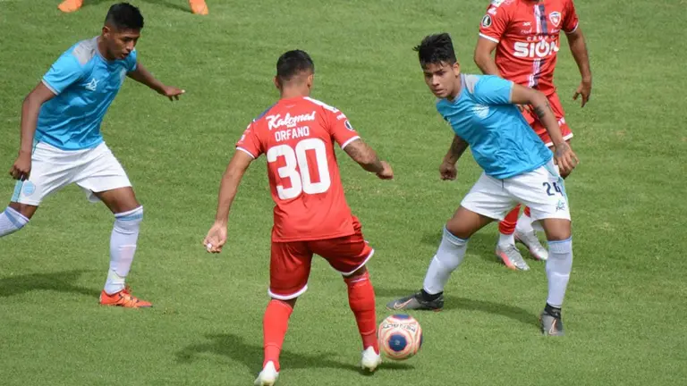 Jugadores de Royal Pari y Aurora disputando el inicio del torneo en el Felix Capriles. Dico Sol&iacute;s