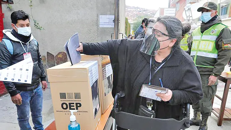 Una mujer vota durante las elecciones en Bolivia.  EFE