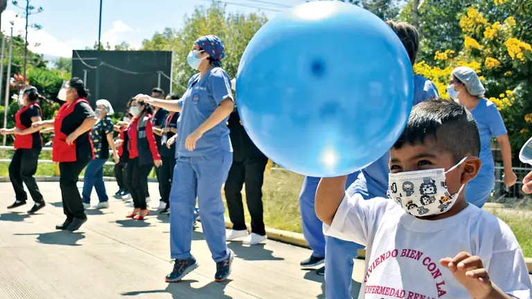 Un niño que tiene problemas renales baila junto con el personal de salud ayer, en el Día del Riñón. DICO SOLÍS