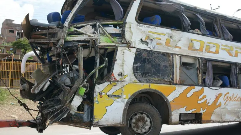 El autob&uacute;s de la empresa El Dorado tras el impacto en una pe&ntilde;a. Dico Sol&iacute;s