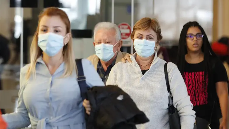 Un grupo de personas en Espa&ntilde;a usan barbijos como medida de bioseguridad frente a la COVID-19. EFE