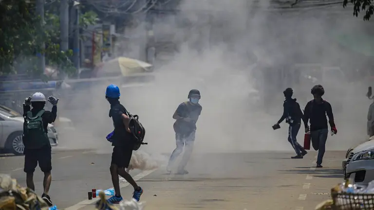 Ciudadanos en Birmania enfrentados contra la Policia y militares birmanos. EFE