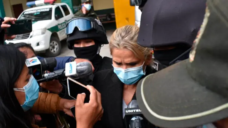 La expresidenta del Estado, Jeanine &Aacute;&ntilde;ez, en dependencias de la FELCC. APG