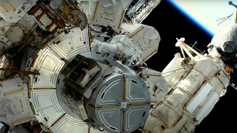 Astronautas realizan otra caminata para trabajar en paneles solares de la EEI. EFE