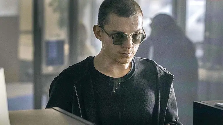 El prólogo encuentra a Cherry (Tom Holland) robando sin ayuda un banco.   APPLE TV+