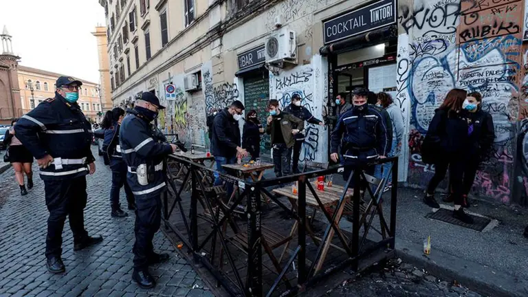 Italia perder&aacute; 5.000 millones por el cierre de bares durante tres semanas. EFE