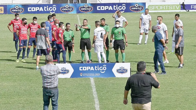 Jugadores de Real Santa Cruz y Wilster no jugaron el cotejo.     APG