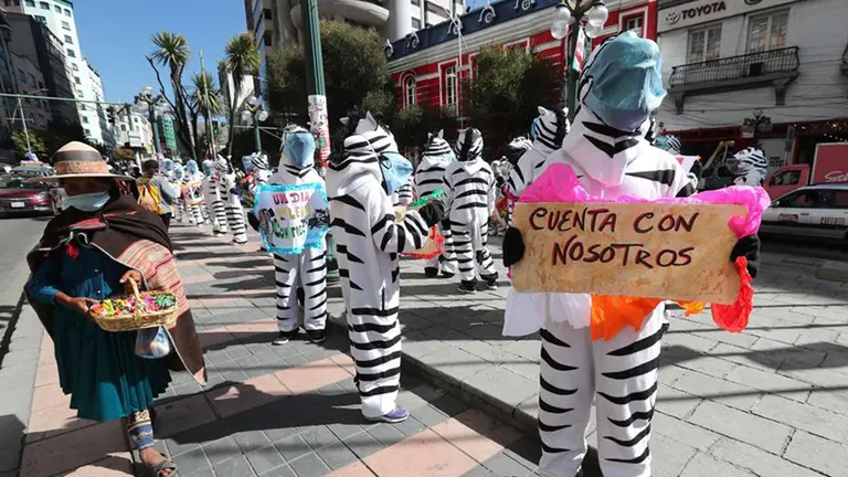 Las "cebras" bolivianas vuelven a las calles para dar luz en la pandemia. EFE