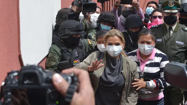 La expresidenta sale de la FELCC de La Paz rumbo a la c&aacute;rcel de Obrajes. ABI