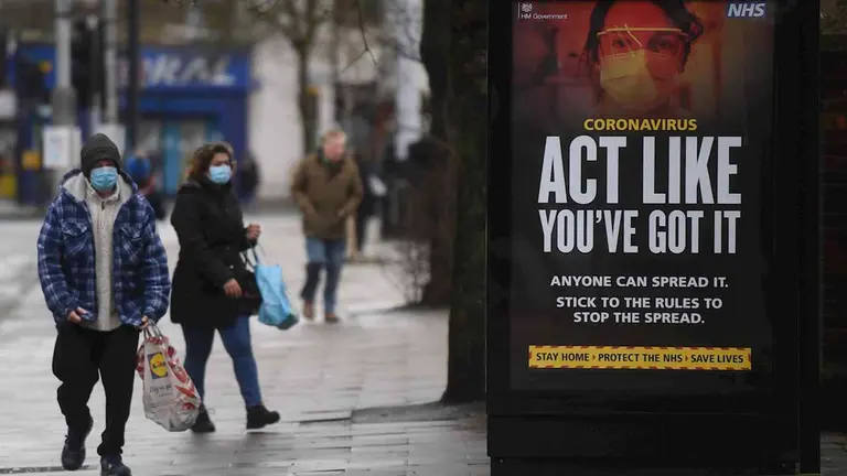 Cartel del gobierno brit&aacute;nico sobre el coronavirus en Londres. EFE