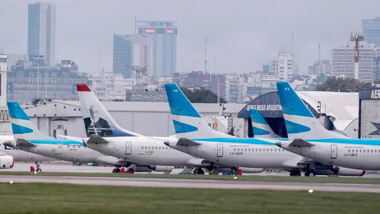 Varias aeronaves se encuentran en el aeropuerto de Buenos Aires, Argentina. EFE