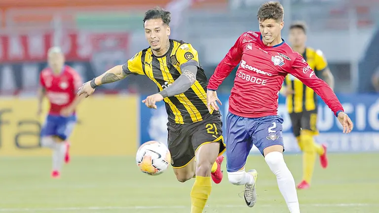 Patricio Rodríguez (d) en un cotejo de Libertadores, en 2020.