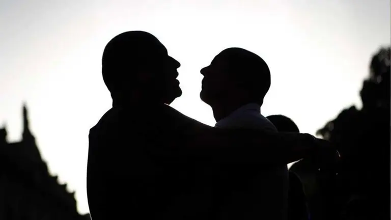 Una pareja se abraza. EFE