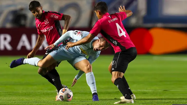 Leonardo Ramos (c) de Bolívar disputa un balón con Darwin Torrres de Wandereres hoy, en un partido de la Copa Libertadores en La Paz. EFE