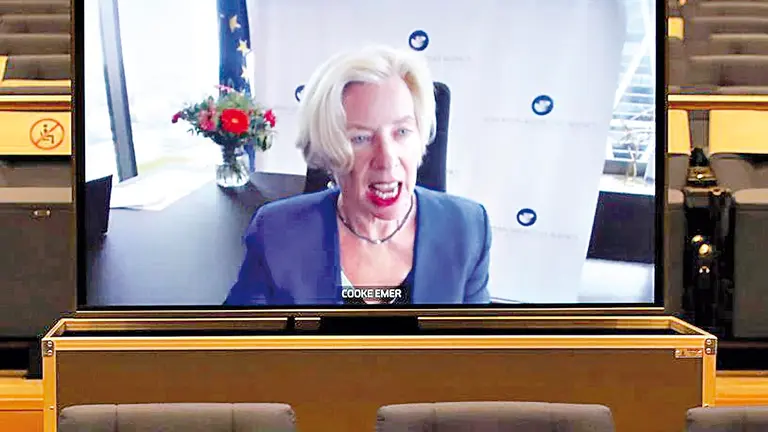 La directora ejecutiva de la EMA, Emer Cooke.  EFE
