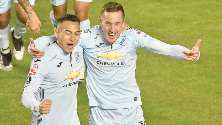 Los jugadores de Bolívar celebran uno de los goles en el Siles, el mes pasado. APG